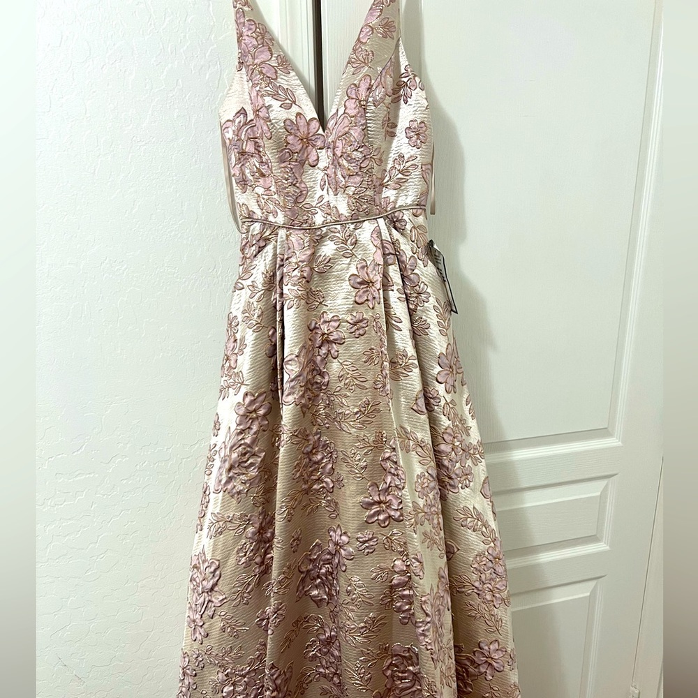 brand new dress, never worn. perfect for prom!🌸